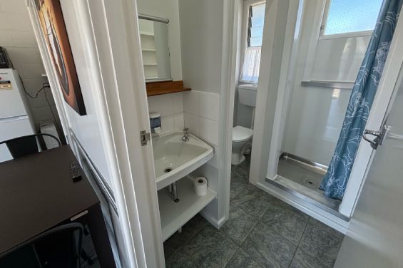 2-Bedroom Motel 1 - bathroom